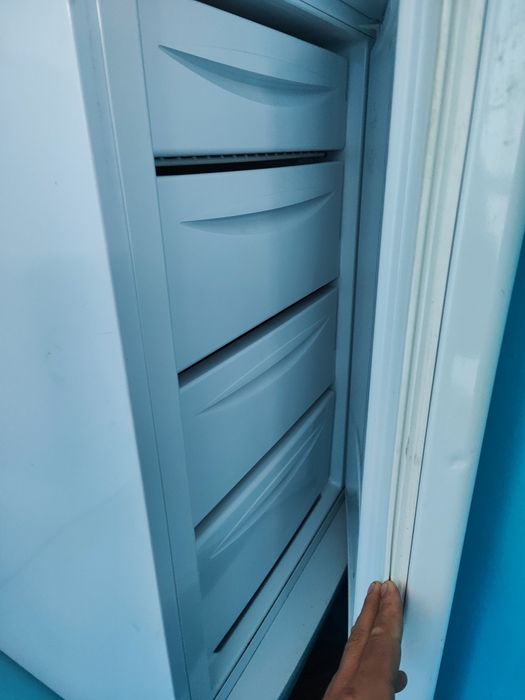 Продам морозилку требует ремонта не холодит.