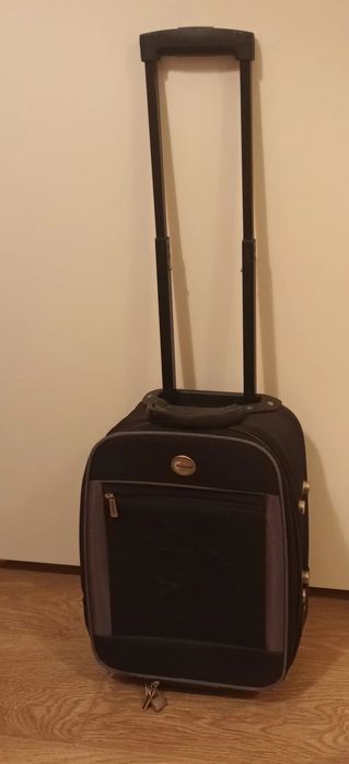 Продавам малък куфар за пътувания.