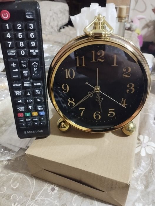Часы будильник в золотом цвете