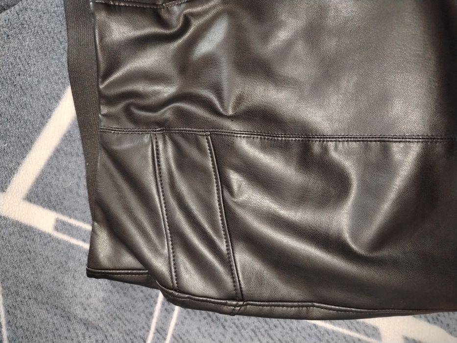 Pantaloni imitație piele superbi de la Comma