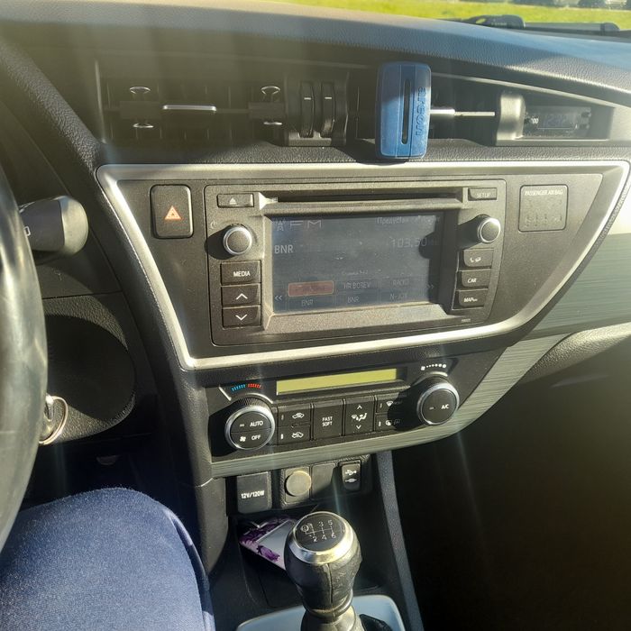 Продавам Тойота аурис