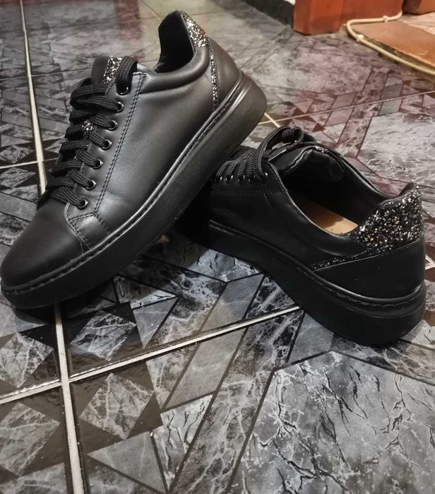 Черни маратонки с блестящо Нови