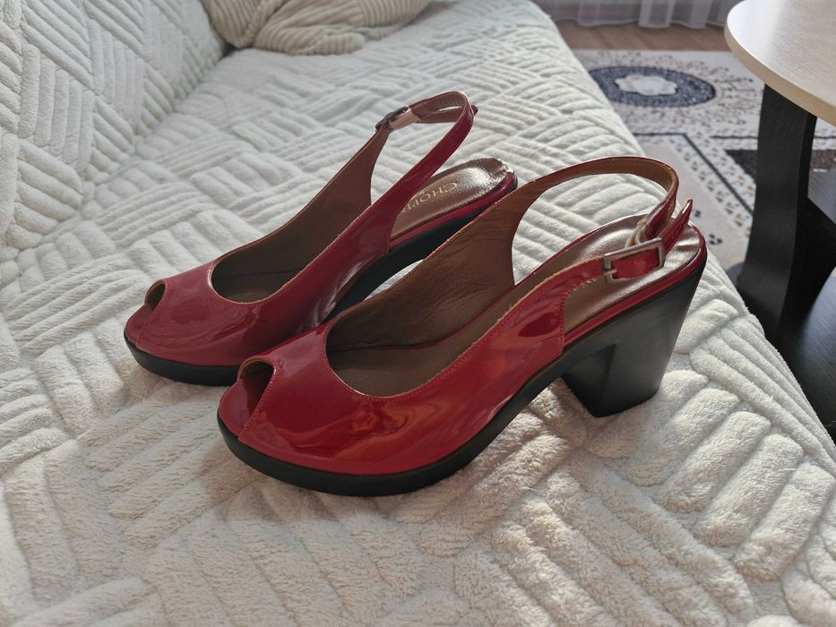 Продаются новые босоножки