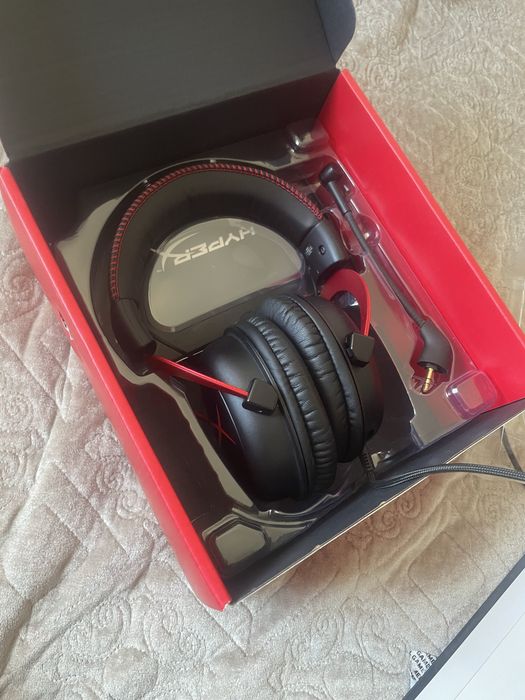 Продам новые игровые наушники hyperx cloud II