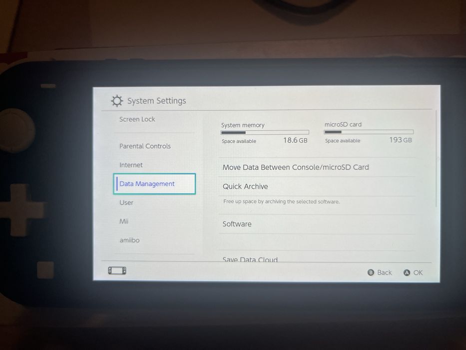 Продавам nintendo switch lite+3 игри