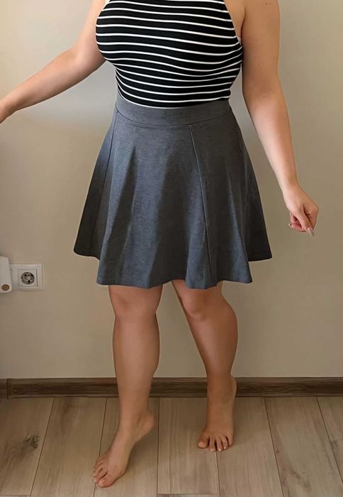 Сива трикотажна разкроена skater пола HM размер M