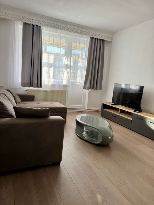 Inchiriez apartament cu 2 camere, situat pe str.  Dimitrie Cantemir ( RFN) etajul 4, cu acoperis nou. Chirie: 300 €/lună, pentru minimum 1 an.