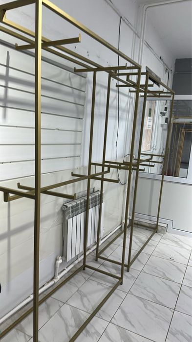 Рейлы золотистые для магазина одежды