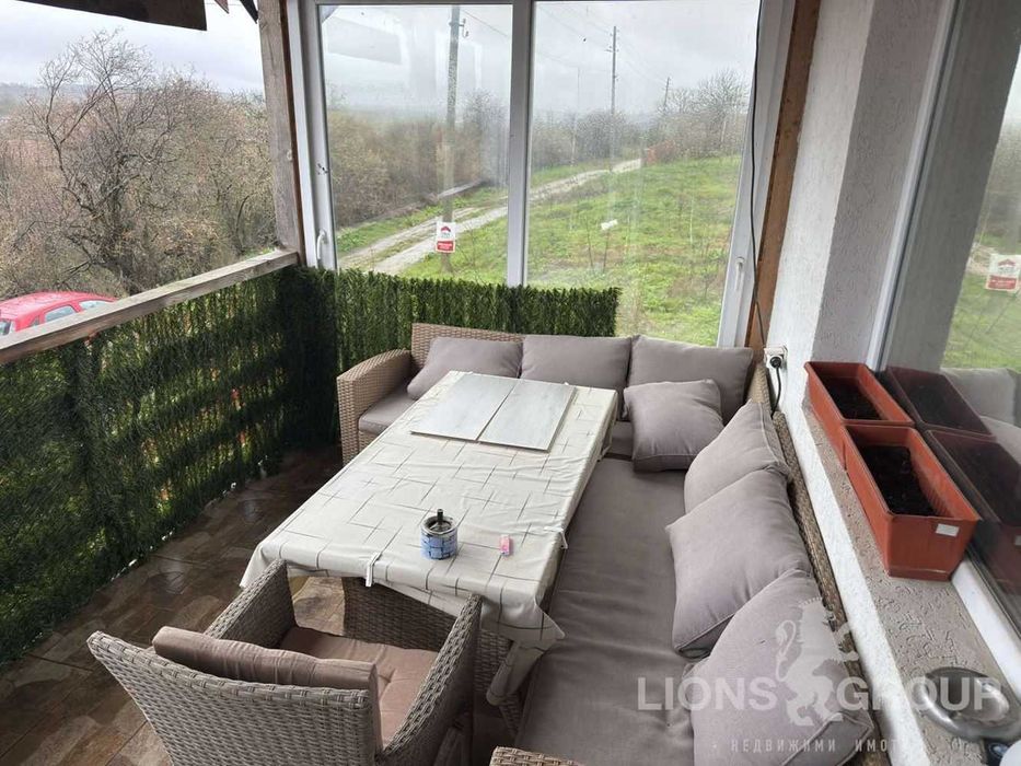 Самостоятелна къща с двор в с.Николаевка, област Варна