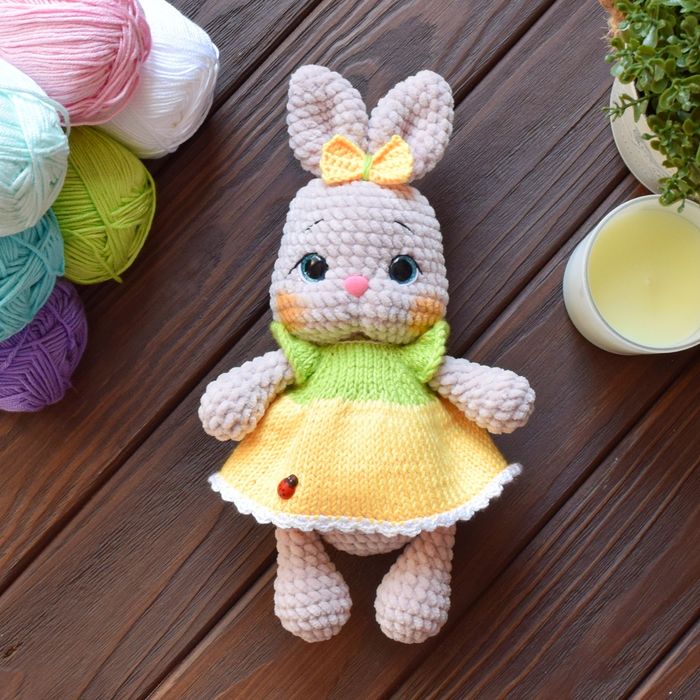 Плюшевая вязаная зайка-отличный подарок!