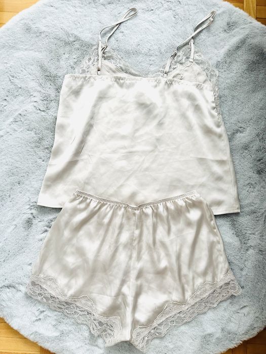 Vând 2 seturi lenjerie satinată H&M