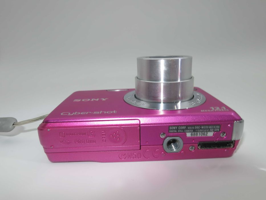 Sony Cyber-shot W220 ултра компактен цифров фотоапарат розов цвят, дигитална камера в отлично състояние комплект, батерия, зарядно, карта памет