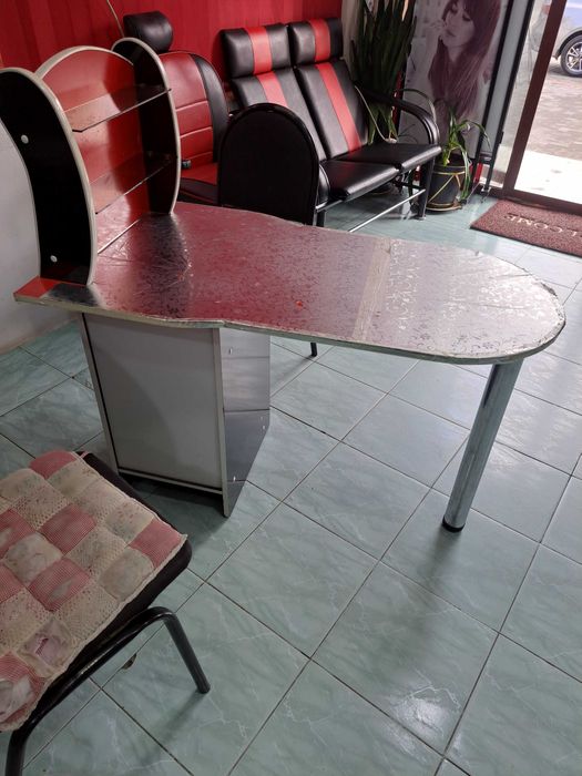 Маникюрный стол для салона