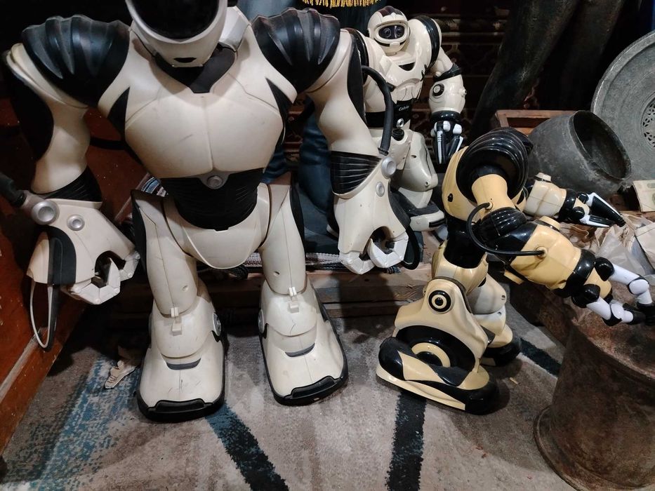 Роботы, игрушки.