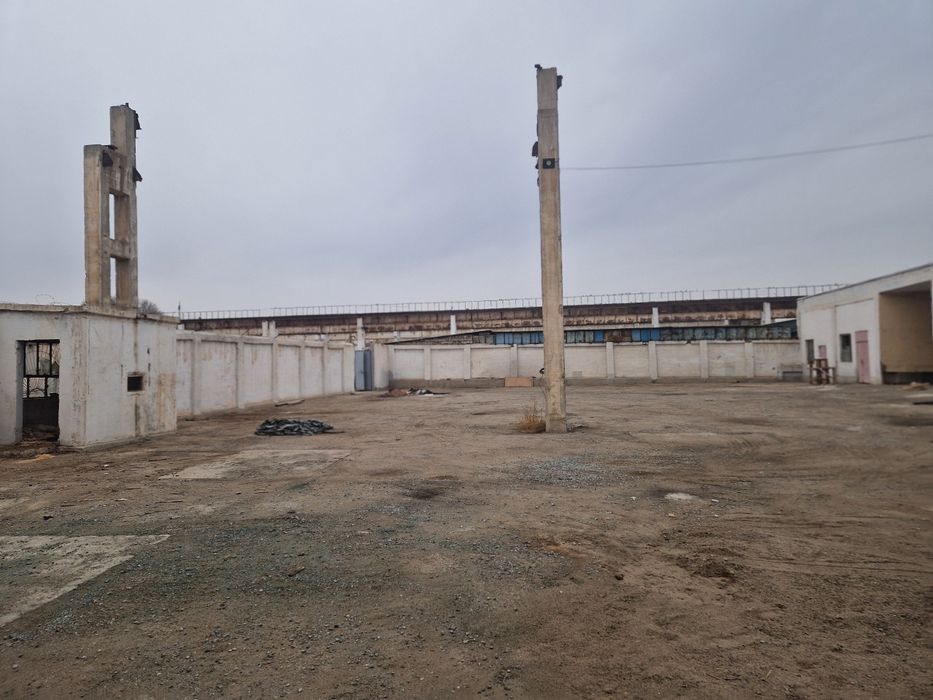 Qarshi shahrida 16 sotixlik sanoat binosi sotiladi