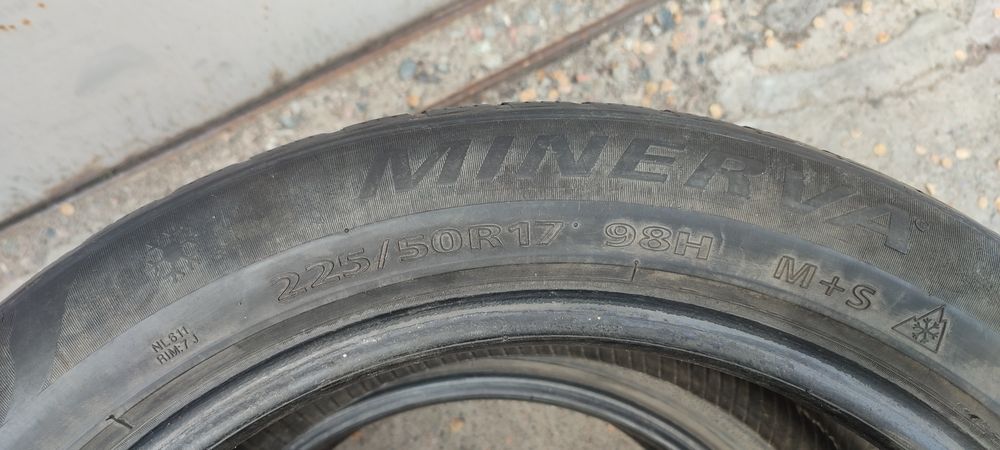 Пара зимних шин 225/50R17