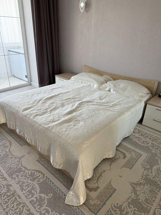 Продам кровать с покрывалом и матрасом