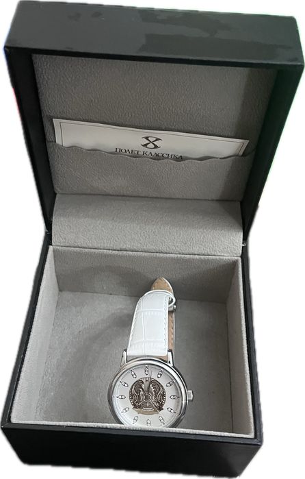 наручные часы с фионитами