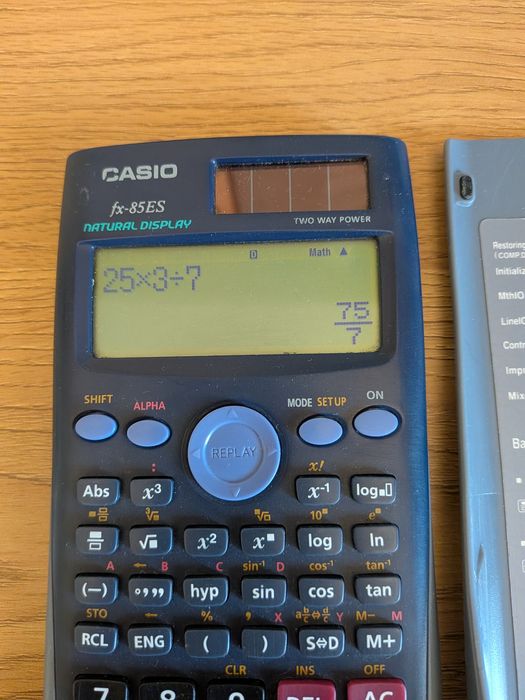 Калкулатор CASIO fx-85 ES