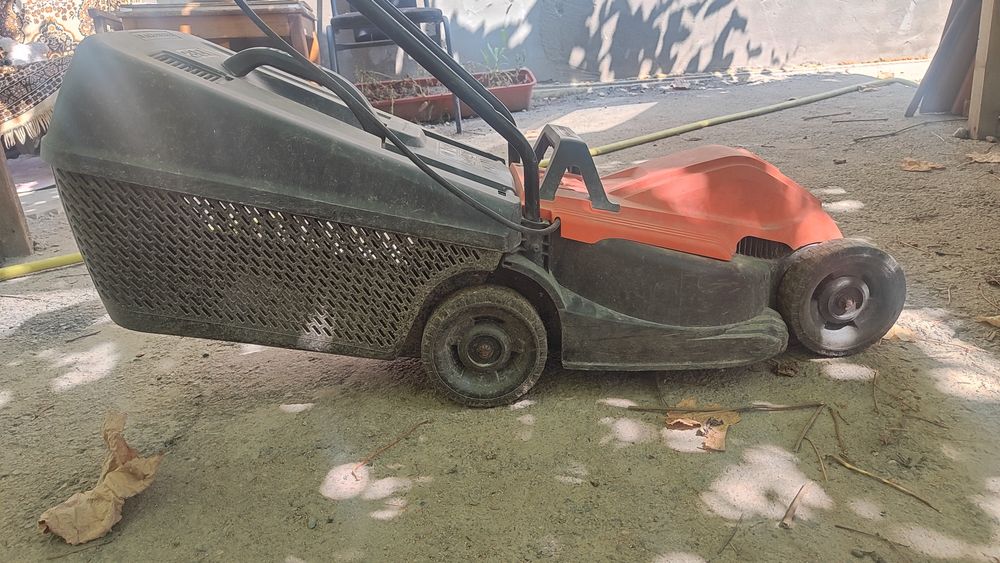 Газонокосилка Black and decker.
