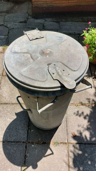 Метална кофа за боклук