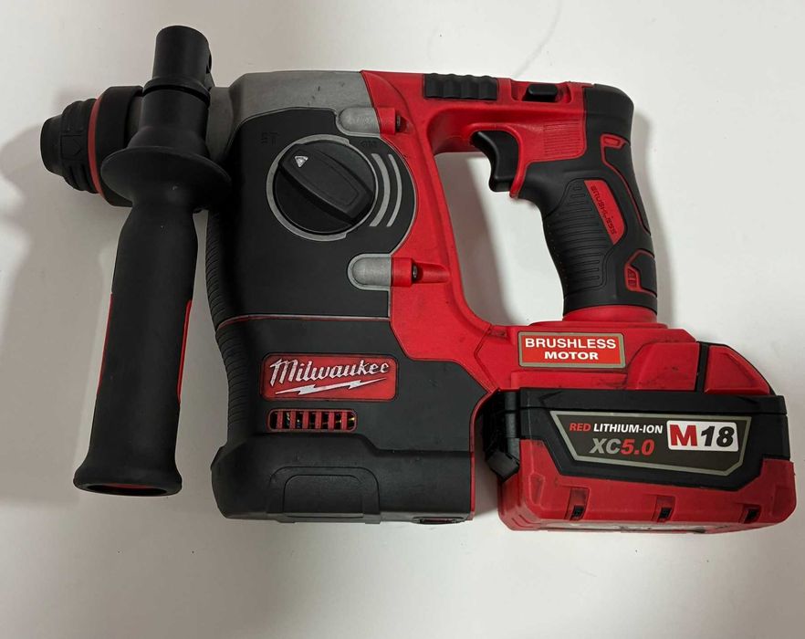 Акумулаторен перфоратор MILWAUKEE M18 с батерия и зарядно