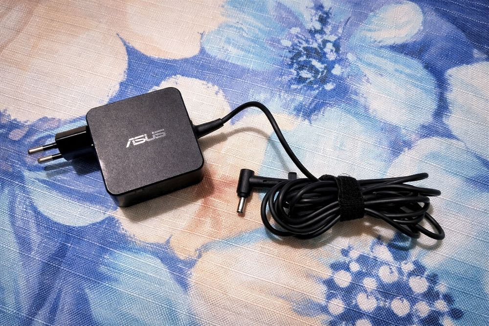 Продам блок питания от ноутбука asus