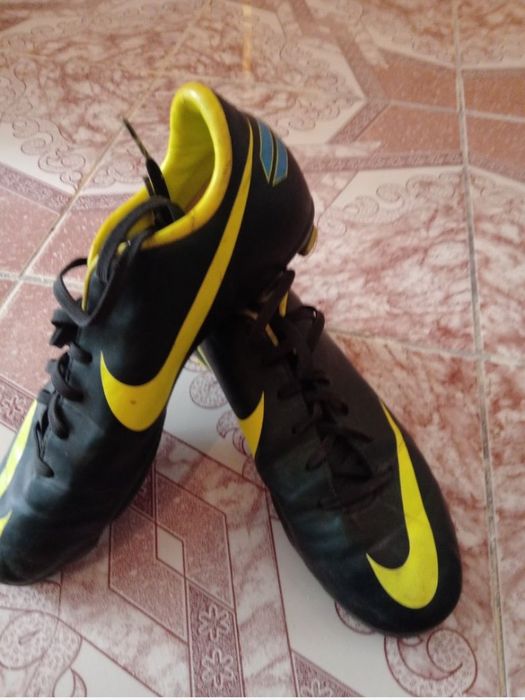 Adidasi cu crampoane/ghete fotbal