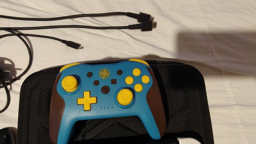 Nintendo switch OLED + игри и аксесоари ( пълен комплект )