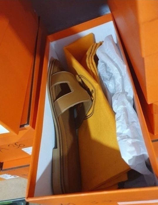 Papuci H. E. R. M. E. S piele