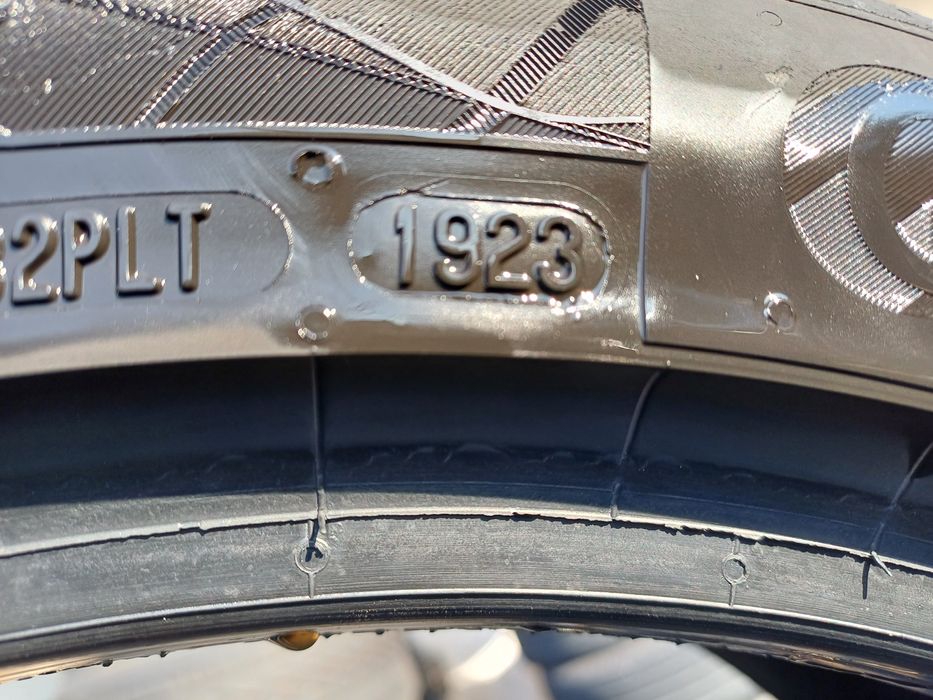 Гуми 225/45/17 Континентал