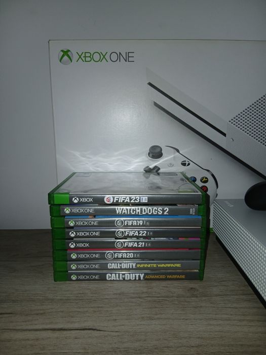 Vând Xbox One S 500 GB 12 Jocuri + 1 Controller