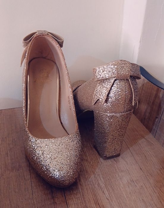 Женские туфли золотистые