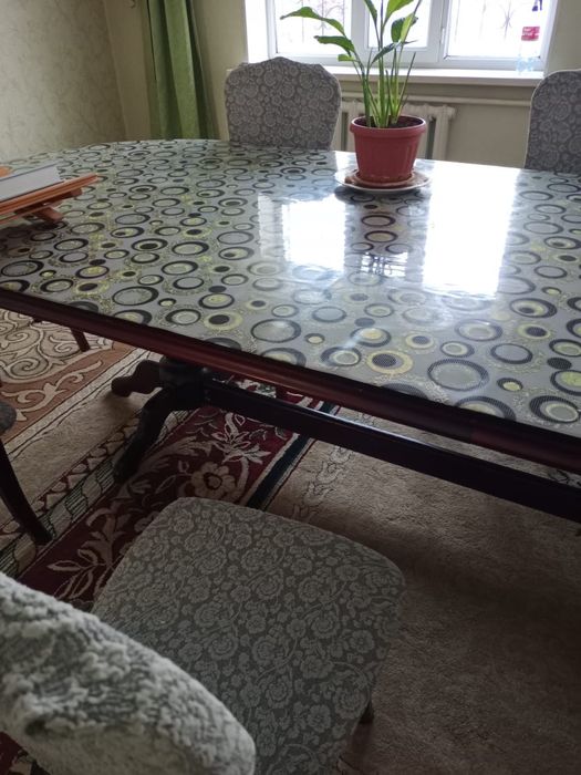 Стол стульями вместе