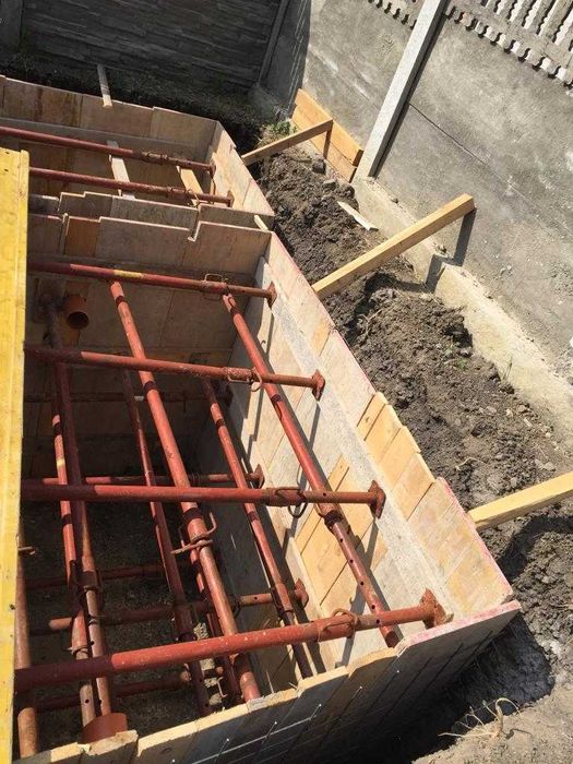 Executam case la roșu