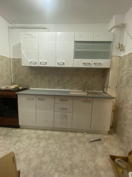 Montez uși , mobila de bucatarie , parchet