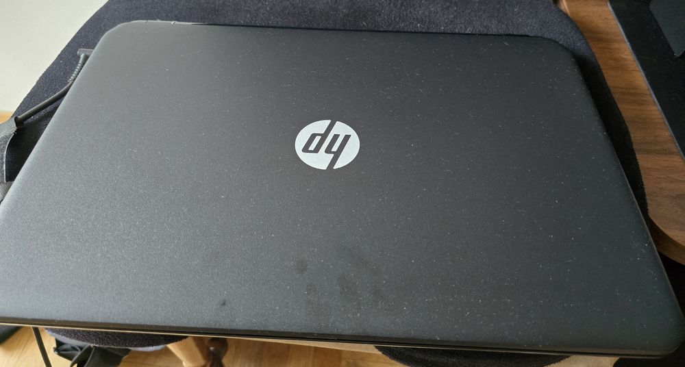 Запазен! Лаптоп HP 250 G3 4gb ram  1tb HDD с лицензиран Windows 10 без