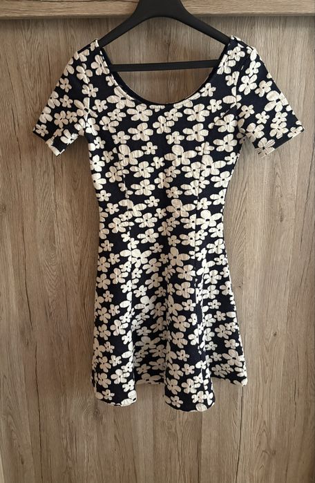 Подарявам къса дамска рокля на марката H&M размер XXS