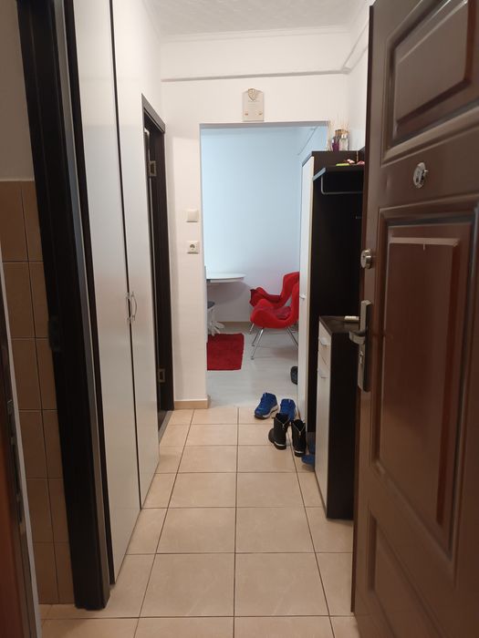 Ofer spre închiriere un apartament cu două camere.