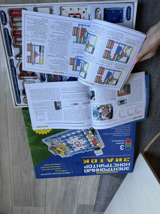 Продам электронный конструктор «Знаток»