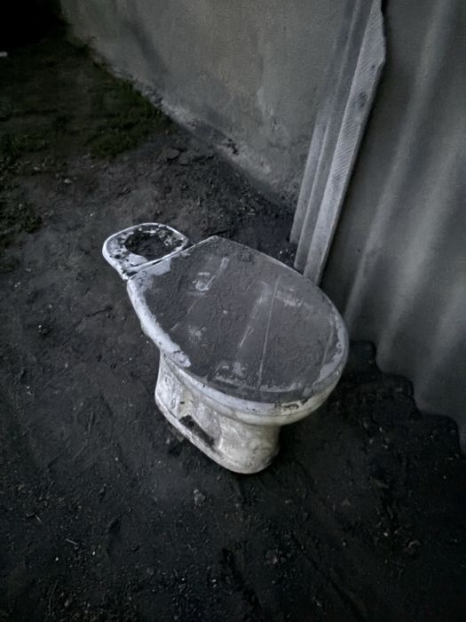 Унитаз без бочка  не сломаный