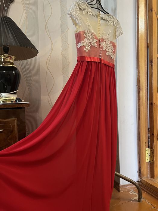 Вечернее красное платье