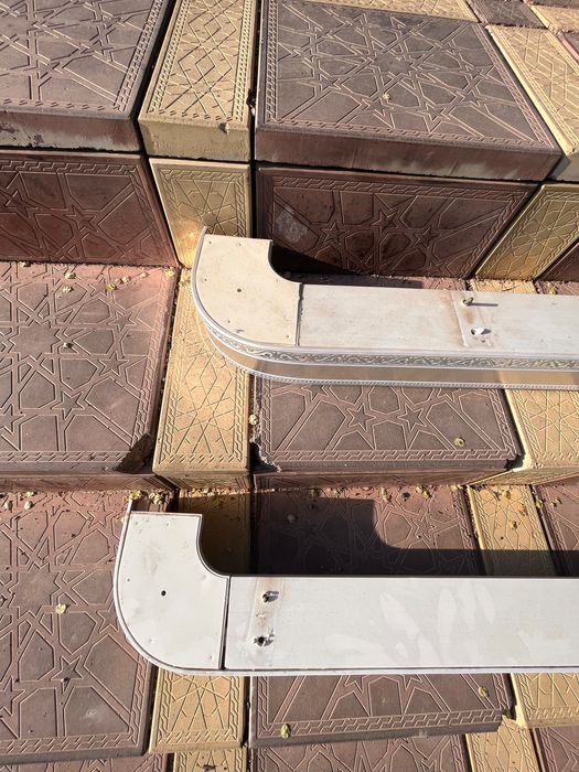 Продам б/у карнизы