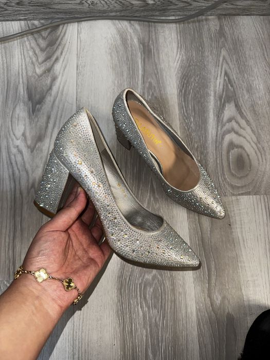 Yeengi tufli 1 marta kiylgan