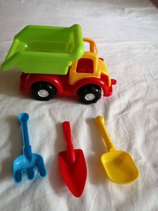 Камионче самосвал с инструменти за игра в пясък, чисто ново