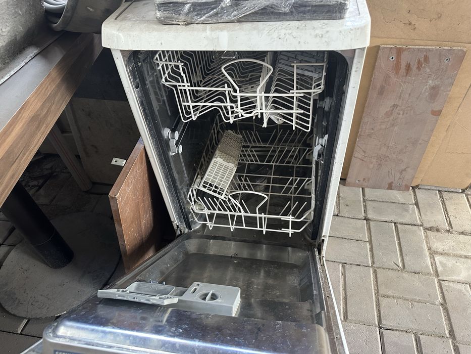 Посудомойка        .