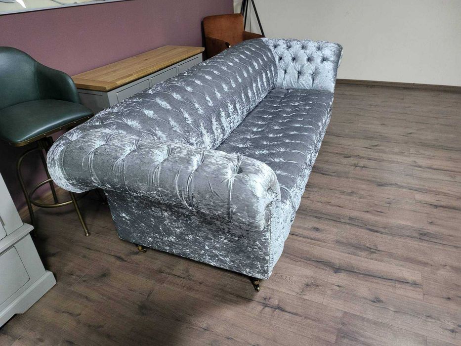 Голям сив диван от плат Честърфийлд и табуретка
