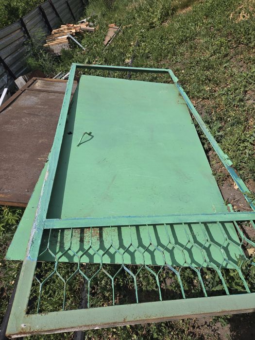 Продам металлическую дверь