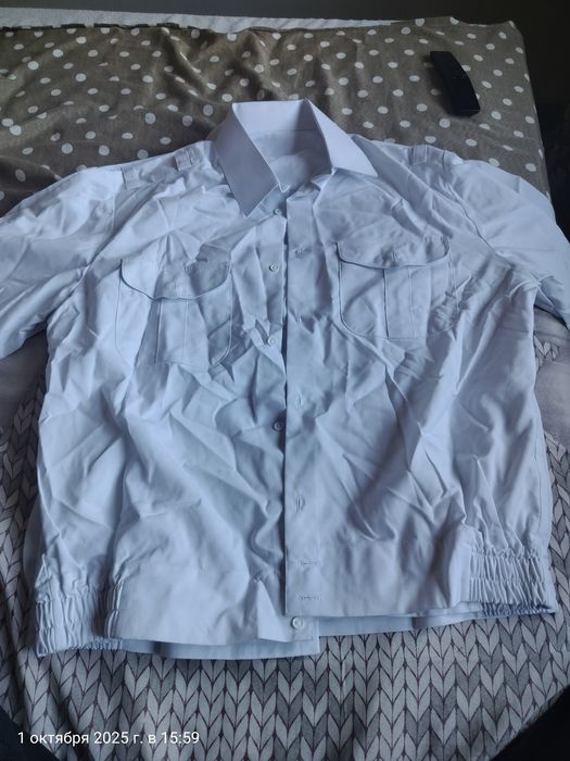 Рубашки белые синие