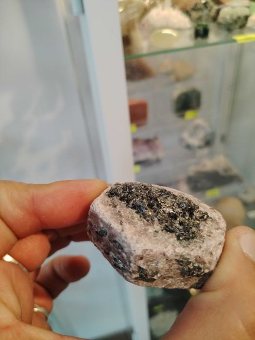 Необработен рубин ( корунд) с турмалин от Малави, Африка